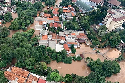 Potvynio apsemtoje Indonezijos sostinėje žuvo devyni žmonės