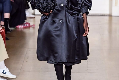 Simone Rocha kolekcijos modelis/Vida press nuotr.