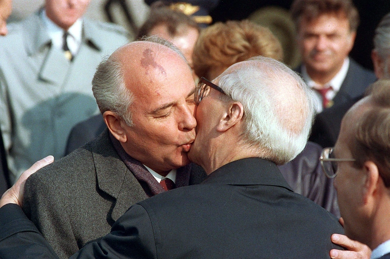 Gorbačiovo ir Honeckerio bučinys / Vida Press nuotr.