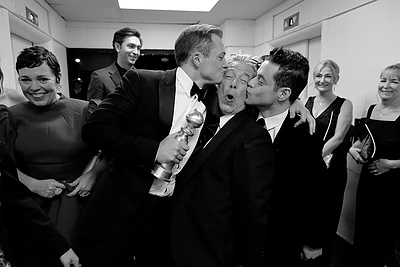 Kalbama, ši nuotrauka jau tapo Holivudo legenda – režisieriui už savo laimėjimus dėkoja aktoriai Taronas Egertonas ir Rami Malekas / „Greg Williams Photography“ nuotrauka