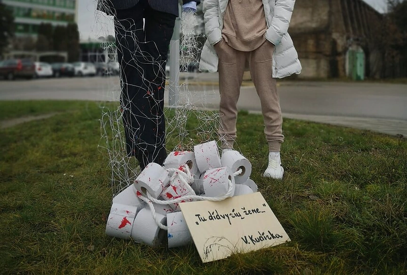 Modestos Butautytės-Monishos menininė instaliacija „Tu didvyrių žeme...“/ Asmeninio albumo nuotr.