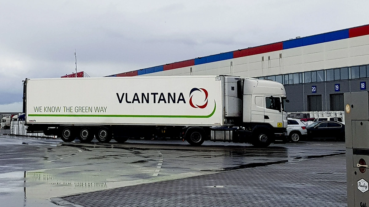 Įkasta simbolinė kapsulė. Iškils 30 tūkstančių kvadratinių metrų logistikos centras. / J. Andriejauskaitės / 15min nuotr.