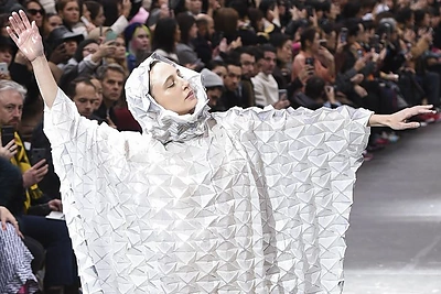 „Issey Miyake“ 2020–2021 m. rudens ir žiemos kolekcijos modelis / „Scanpix“/„SIPA“ nuotr.
