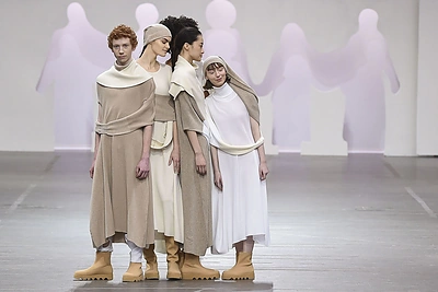 „Issey Miyake“ 2020–2021 m. rudens ir žiemos kolekcijos modelis / „Scanpix“/„SIPA“ nuotr.