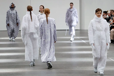 „Issey Miyake“ 2020–2021 m. rudens ir žiemos kolekcijos modelis / AFP/„Scanpix“ nuotr.