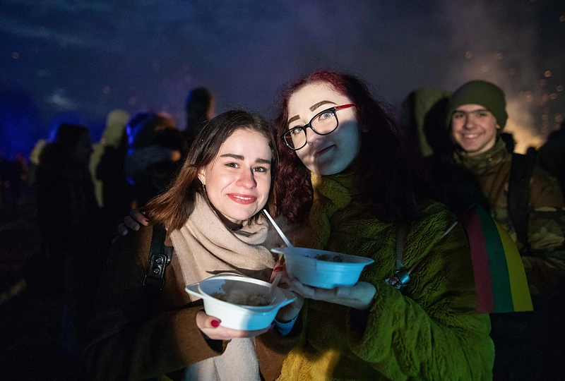 Vilniuje uždegti Nepriklausomybės laužai/ Irmanto Gelūno „ŽMONĖS Foto“ nuotr.