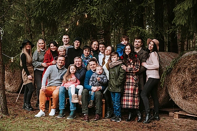 Ineta Puzaraitė-Žvagulienė subūrė šeimos narius fotosesijai / „Charizma Photography“ nuotrauka