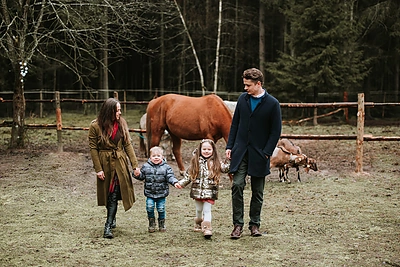 Ineta Puzaraitė-Žvagulienė su vyru Ąžuolu ir vaikais/„Charizma photography“ nuotr.