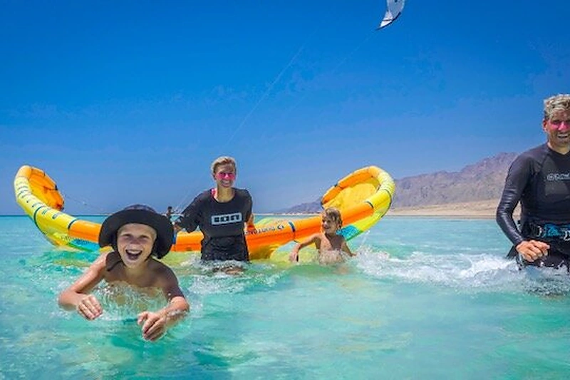 Jėgos aitvaro entuziastas Nerijus Ragauskas su šeima/Asmeninio archyvo nuotr.