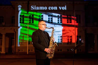Lietuva pagerbė Italijos aukas: „Il Tricolore“ spalvomis nušvito Vilniaus statiniai/ Irmanto Gelūno nuotr.
