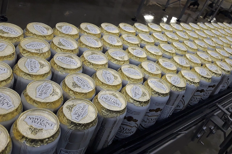 Gėrimų skardinės, padengtos apsaugine folija/ Bravoro nuotr.