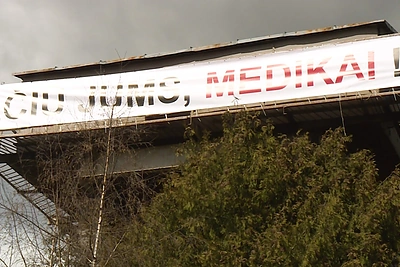 Karolis Sakalauskas meilę žmonai deklaruojantį plakatą pakeitė padėka medikams/LNK nuotr.