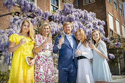 Willemui-Alexanderiui - 53-eji metai. Kartu su karaliene Maxima ir dukromis Amalia, Alexia ir Ariane šventę transliavo internetu/„Scanpix“ nuotr.