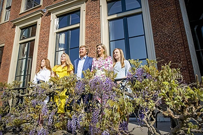 Willemui-Alexanderiui - 53-eji metai. Kartu su karaliene Maxima ir dukromis Amalia, Alexia ir Ariane šventę transliavo internetu/„Scanpix“ nuotr.