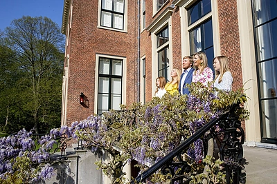 Willemui-Alexanderiui - 53-eji metai. Kartu su karaliene Maxima ir dukromis Amalia, Alexia ir Ariane šventę transliavo internetu/„Scanpix“ nuotr.