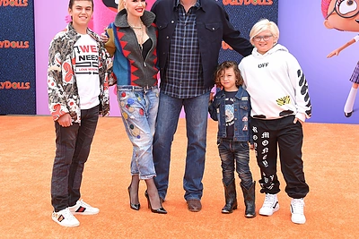 Gwen Stefani su sūnumis ir Blake'as Sheltonas/ Vida Prees nuotr.