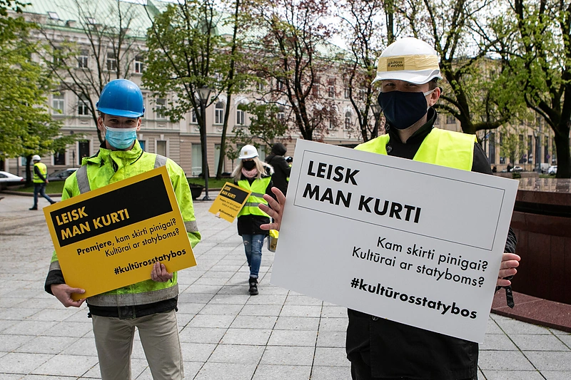 Prie Vyriausybės vyko akcija „Kultūros statybos": žinomi žmonės išreikė nepasitenkinimą valdžios sprendimais/ Pauliaus Peleckio „ŽMONĖS Foto“ nuotr.