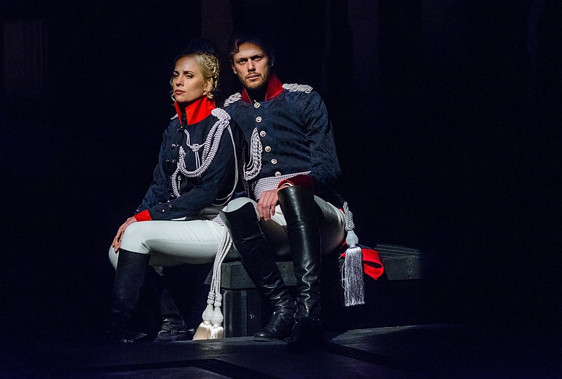 Inga Jankauskaitė ir Arnoldas Eisimantas spektaklyje „Karalienė Luizė“ / Klaipėdos dramos teatro nuotr.