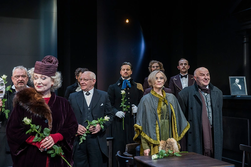 Gediminas Girdvainis su kolegomis Vilniaus mažajame teatre / Viganto Ovadnevo nuotr.