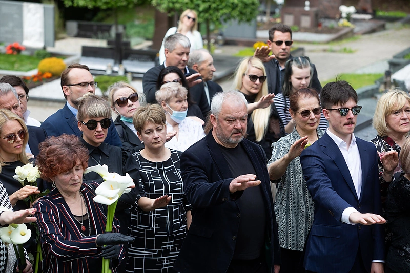 Aktorius Gediminas Girdvainis išlydėtas į paskutiniąją kelionę. Atsisveikinimo kalbą prie kapo sakė aktorius Arvydas Dapšys (centre) / Irmanto Gelūno „ŽMONĖS Foto“ nuotr.