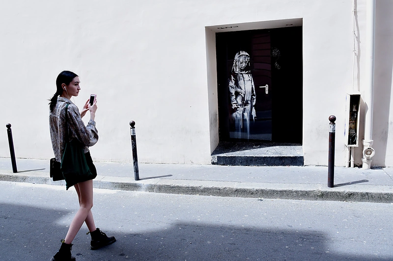 Banksy kūrinys skirtas 2015 metų lapkritį Paryžiuje įvykdytų teroro atakų aukoms pagerbti/ „Vida press“ nuotr.
