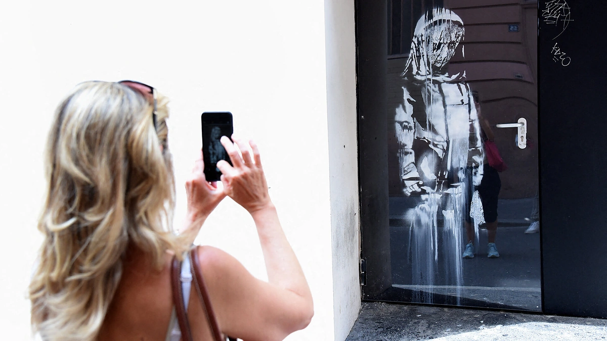 Banksy kūrinys skirtas 2015 metų lapkritį Paryžiuje įvykdytų teroro atakų aukoms pagerbti/ „Vida press“ nuotr.