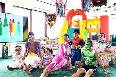 C. Ronaldo iš Italijos sugrįžo į gimtinę: atšventė vaikų gimtadienį ir aplankė mėgstamiausią restoraną