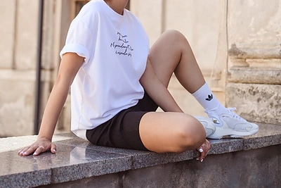 Monika Linkytė ir dizainerė Augustė Šiupinytė pristatė bendrą marškinėlių liniją/ Martyno Stankaičio nuotr.