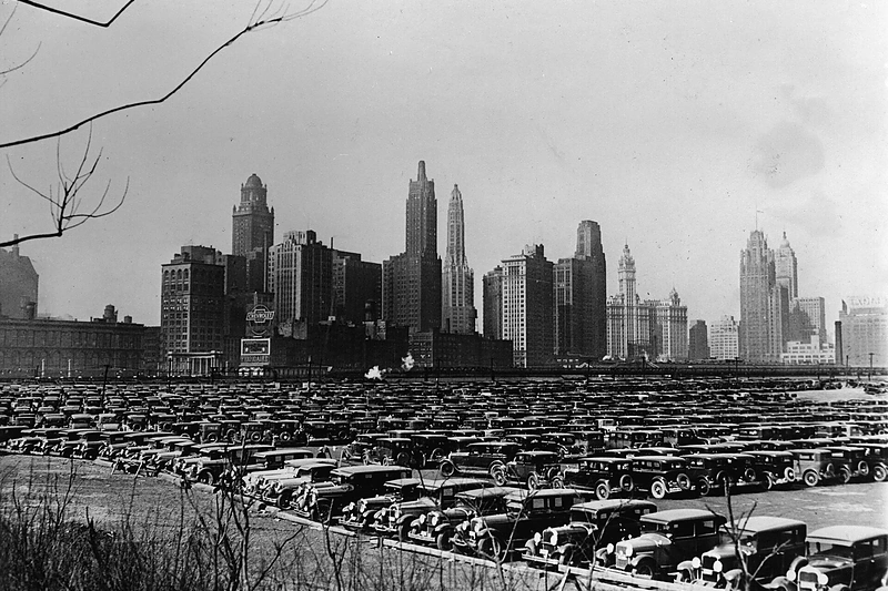 1932-ieji. Pats automobilių eros įkarštis, stovėjimo aikštelės užkariauja vis didesnius plotus. Tarp šių mašinų galbūt yra ir išriedėjusių iš Stanley Balzeko salono, atvėrusio duris 1919-aisiais Čikaga / Žurnalo „Legendos“ nuotr.