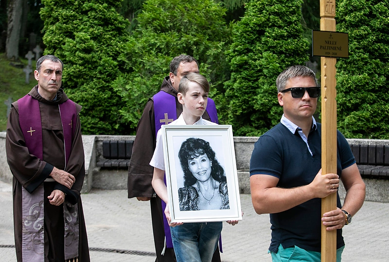 Nelly Paltinienės laidotuvės Menininkų kalnelyje/ Pauliaus Peleckio „ŽMONĖS Foto“ nuotr.