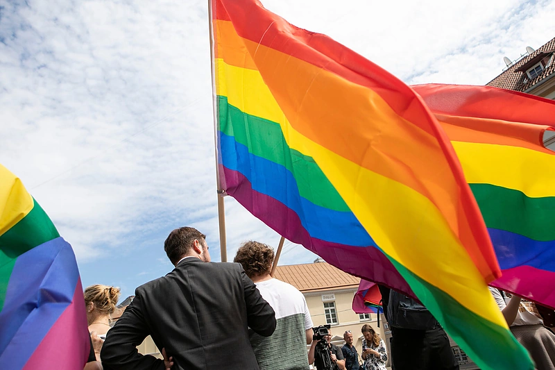 LGBT bendruomenės rengiama simbolinė prezidento padrąsinimo akcija – piketas, kurio metu prezidentui Gitanui Nausėdai norima priminti rinkiminės kampanijos metu duotą pažadą įsisegti vaivorykštės spalvų ženklelį/ Pauliaus Peleckio „ŽMONĖS Foto“ nuotr.