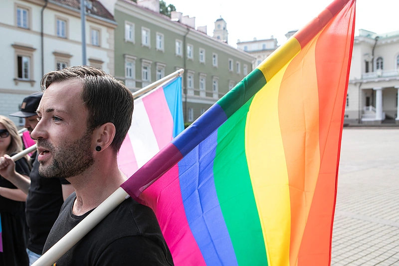 LGBT bendruomenės rengiama simbolinė prezidento padrąsinimo akcija – piketas, kurio metu prezidentui Gitanui Nausėdai norima priminti rinkiminės kampanijos metu duotą pažadą įsisegti vaivorykštės spalvų ženklelį/ Pauliaus Peleckio „ŽMONĖS Foto“ nuotr.