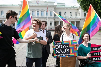 LGBT bendruomenės rengiama simbolinė prezidento padrąsinimo akcija – piketas, kurio metu prezidentui Gitanui Nausėdai norima priminti rinkiminės kampanijos metu duotą pažadą įsisegti vaivorykštės spalvų ženklelį/ Pauliaus Peleckio „ŽMONĖS Foto“ nuotr.