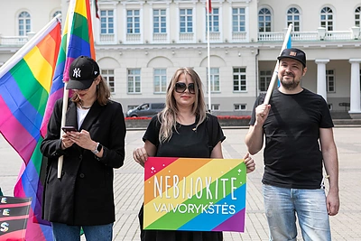 LGBT bendruomenės rengiama simbolinė prezidento padrąsinimo akcija – piketas, kurio metu prezidentui Gitanui Nausėdai norima priminti rinkiminės kampanijos metu duotą pažadą įsisegti vaivorykštės spalvų ženklelį/ Pauliaus Peleckio „ŽMONĖS Foto“ nuotr.
