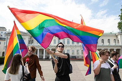 LGBT bendruomenės rengiama simbolinė prezidento padrąsinimo akcija – piketas, kurio metu prezidentui Gitanui Nausėdai norima priminti rinkiminės kampanijos metu duotą pažadą įsisegti vaivorykštės spalvų ženklelį/ Pauliaus Peleckio „ŽMONĖS Foto“ nuotr.