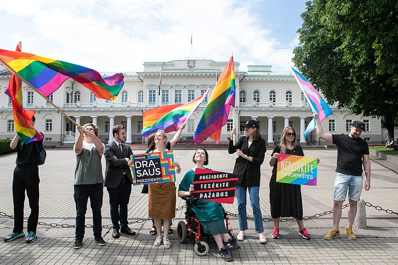 LGBT bendruomenės rengiama simbolinė prezidento padrąsinimo akcija – piketas, kurio metu prezidentui Gitanui Nausėdai norima priminti rinkiminės kampanijos metu duotą pažadą įsisegti vaivorykštės spalvų ženklelį/ Pauliaus Peleckio „ŽMONĖS Foto“ nuotr.