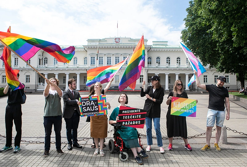 LGBT bendruomenės rengiama simbolinė prezidento padrąsinimo akcija – piketas, kurio metu prezidentui Gitanui Nausėdai norima priminti rinkiminės kampanijos metu duotą pažadą įsisegti vaivorykštės spalvų ženklelį/ Pauliaus Peleckio „ŽMONĖS Foto“ nuotr.