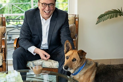 Robertas Stuartas Gilchristas su augintine Gerda, kuri į JAV ambasadą atkeliavo iš šunų prieglaudos / Gedmanto Kropio „ŽMONĖS Foto“ nuotr.