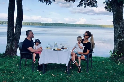 Penktosios Katažinos ir Deivido Zvonkų vestuvių metinės prie Lavyso ežero/Asmeninio albumo nuotr.