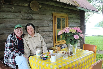 Aktorius Vytautas Tomkus su šeima Šuminų kaime / Asmeninio archyvo nuotr.
