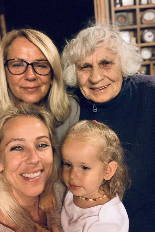 Ineta Stasiulytė su dukra Frėja, mama Dana ir močiute Jadvyga / Asmeninio albumo nuotr.