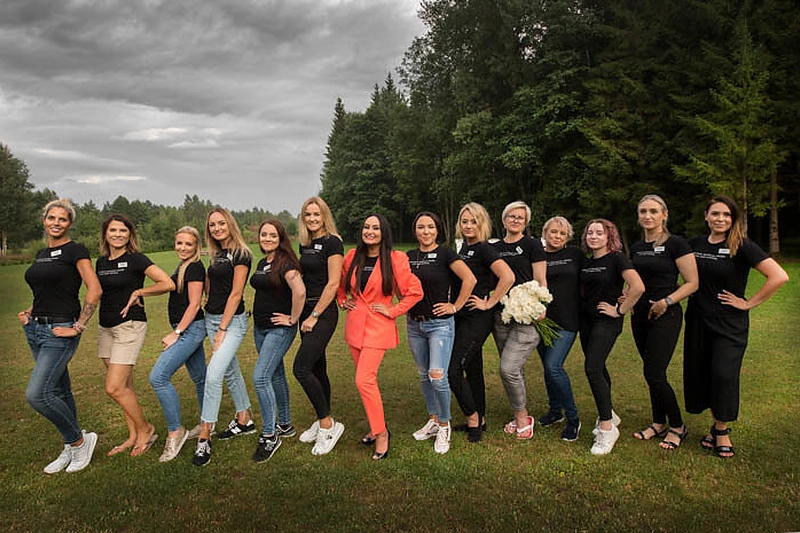 Inga Budrienė su mokinėmis/ Diamond-photo.com nuotr.