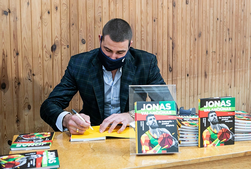 Lino Kunigėlio knygos „Jonas Valančiūnas. Su kamuoliu paskui svajonę" pristatymas / Pauliaus Peleckio / „ŽMONĖS Foto" nuotr.