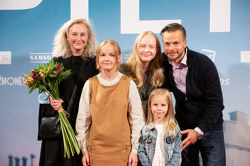 Filme „Pilis“ vaidinusią vyresnėlę Barborą Bareikytę sveikino visa šeima – tėtis aktorius Jokūbas Bareikis, mama Dominyka ir sesutės Severija bei Liucija / Gretos Skaraitienės „ŽMONĖS Foto“ nuotrauka