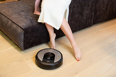iRobot Roomba i7+ ir Sotera Šveikauskaitė su dukra / Gamintojo nuotr.