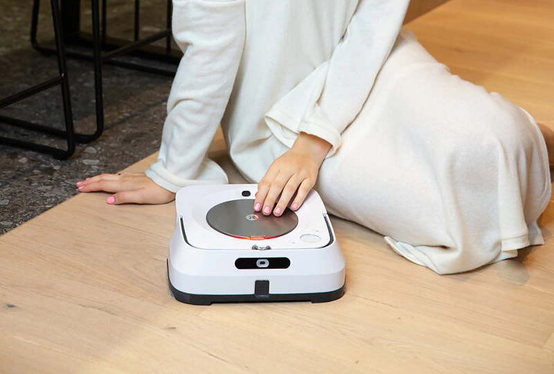 Plaunantis iRobot Braava m6 ir Sotera Šveikauskaitė / Gamintojo nuotr.