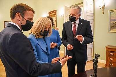 Prancūzijos ir Lietuvos pirmosios poros apsikeitė dovanomis / Roberto Dačkaus / LR prezidento kanceliarijos nuotr.