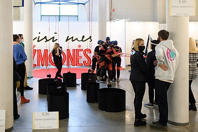 Monikos Dirsytės performansas „Kamuolys“ / Gretos Skaraitienės / „ŽMONĖS Foto“ nuotr.