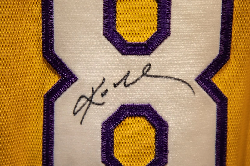 Kobe Bryanto marškinėliai su parašu