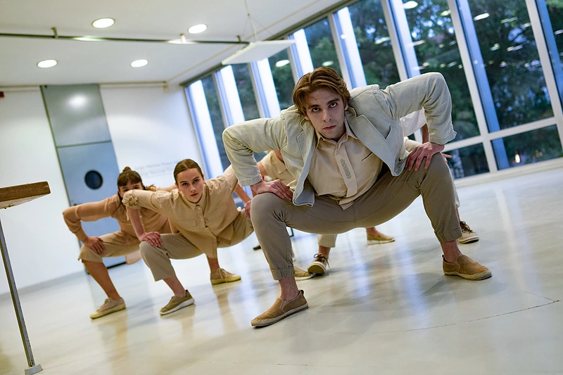 Menininkės Saulės Noreikaitės performansas „Sietys“ / Manto Repečkos nuotr.